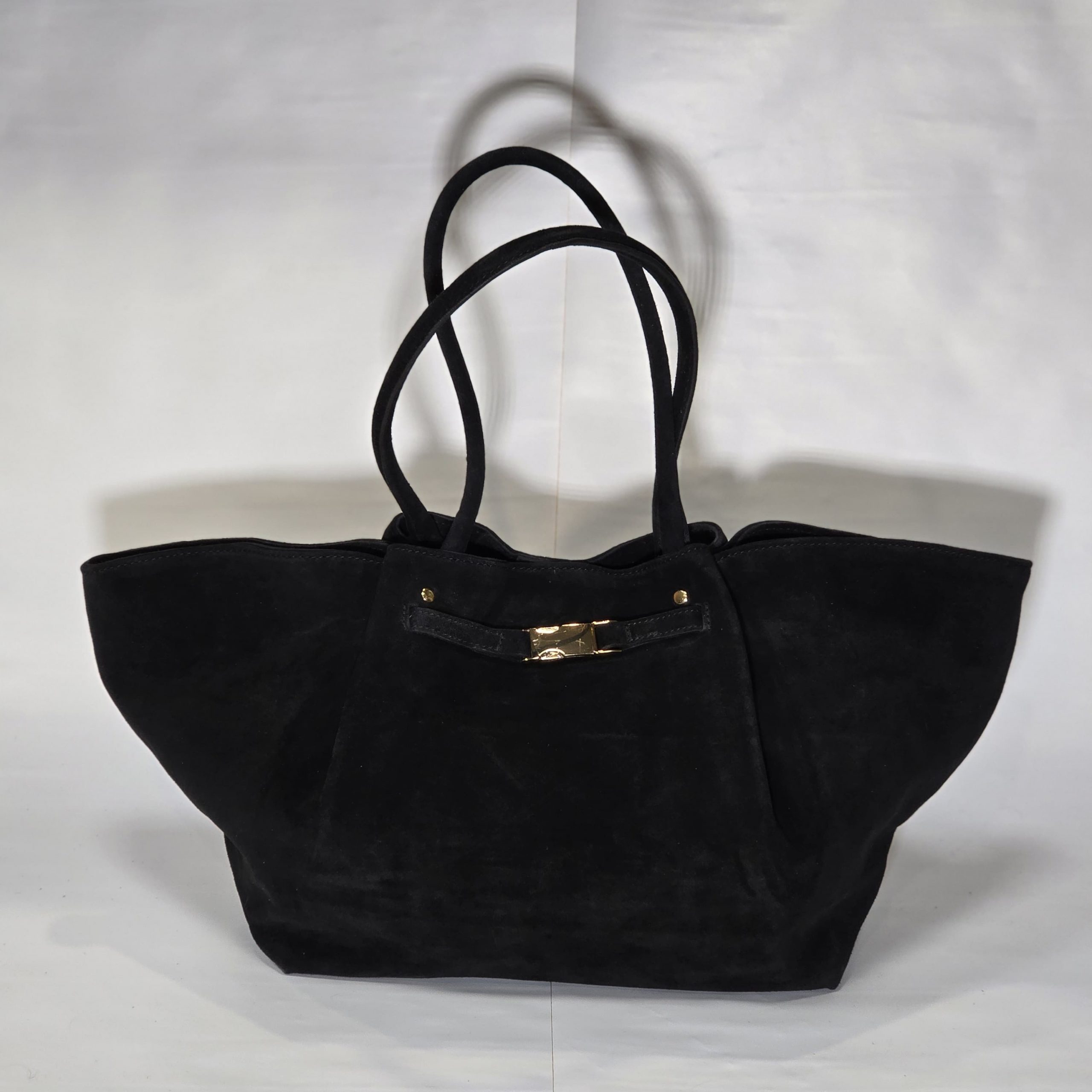 Dabīgās zamšādas soma melna pusapaļas formas ar zelta aizdari