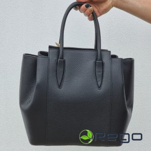 Ādas soma sieviešu melna ar volānu malām